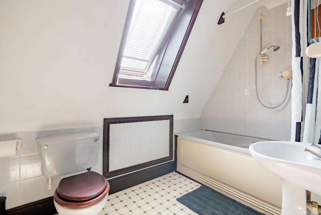 Spacious Room 2 Mins From Station London Exterior photo